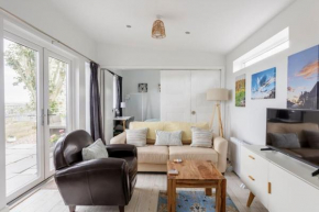 Cosy and modern 1 bedroom garden house - very dog friendly!